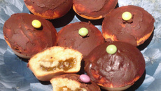 Muffins fourrés au kiwi nappés et au chocolat noir