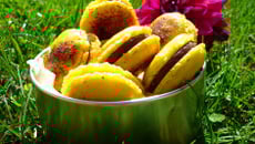 Macarons chocolat au lait et fruits de la passion