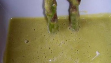 Gaspacho avec des asperges vertes