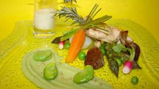 Farandole de petits légumes du printemps, purée de fèves, veau moutardé à l'ancienne et émulsion de romarin