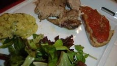 Carré de porc aux parfums d'ail rose de Lautrec et de sauge, purée de pommes-de-terre nouvelles de Noirmoutier et tomates confites