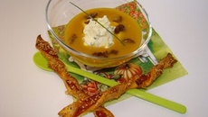 Velouté de potimarron aux éclats de marron, chantilly mascarpone ciboulette, sacristain au chorizo et graines de sésame