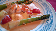 Ragoût de homard bleu aux marrons cassés du Périgord, Jus crémeux au whisky, poireaux gallois et asperges d'ici