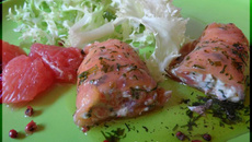 Roulés de saumon marinés au chèvre et pamplemousses roses