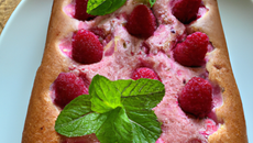 cake aux framboises parfumé à la menthe