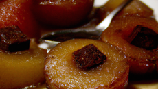 Poires au vin, vanille et cannelle