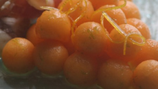 Grappe de melon saphir marinée au miel et au citron vert, copeaux de Jambon de Bayonne