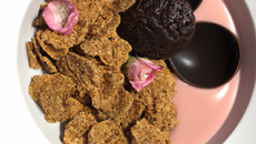 Rose des sables aux corn-flakes et duo de chocolats noir et au lait 