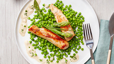 Filets de lapin sautés aux herbes, asperges et petits pois