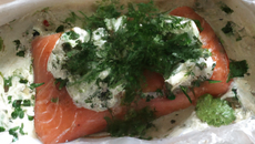 Papillote de saumon au citron confit et coriandre fraîche avec raïta d'épinard frais au cumin