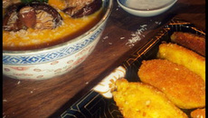 Velouté de potiron, lait de coco, shiitakés et beignets de crevettes