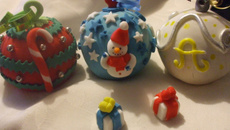 Boules de Noël à base de cake, fromage frais et pâte d'amande