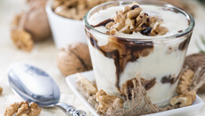 Verrine yaourt mascarpone aux noix et sauce chocolat