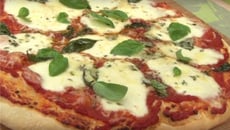 Pizza margherita aux herbes