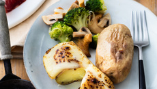 Raclette au Saint-Nectaire et poêlée de légumes épicée