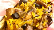 Aubergines farcies au riz aux champignons, olives