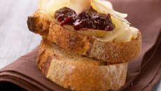 Tartine de fromage de Pur Brebis Pyrénées à la confiture de cerises noires