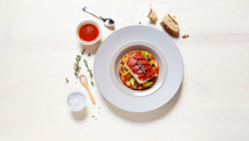 Cabillaud  en croûte  de chorizo  et haricots  à la tomate