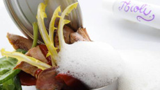 Petite conserve "maison" de faisan à l'huile fumée, piquillos grillés et écume d'ail sauvage
