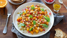 Salade tiède à la courge Butternut, pois chiches, grenade et vinaigrette à l'orange