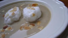 Velouté de Châtaignes et Meringues pochées aux Cèpes, comme une île flottante