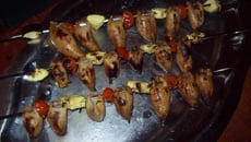 Brochettes de calamar farcies aux moules