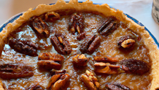 Tarte exotique vanillée aux dattes et aux noix