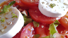 Salade de tomate au surimi et mozzarella