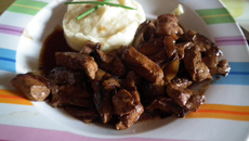 Foie de bœuf aux oignons caramélisés et Montbazillac