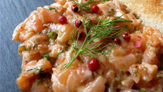 Tartare de saumon aux baies roses