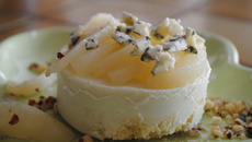 Bavarois roquefort papillon poire, miel et noisettes