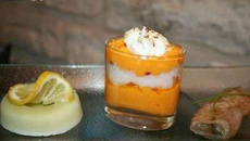 Assiette printanière : verrine de carotte espuma au chèvre, nem crevettes et asperges vertes, sorbet fromage blanc aux féves