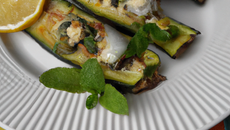 Sardines grillées farcies à la courgette et au citron marinés à la menthe fraîche