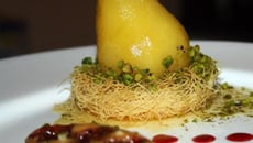 Poire pôchée aux épices sur nids de kataïfs