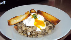 Salade tiède de lentilles et saumon fumé, œuf poché et vinaigrette citronnée
