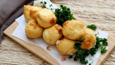 Cromesquis au Roquefort, poire et raisins secs