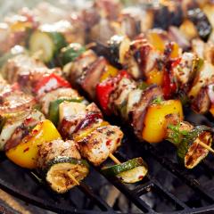 Des Brochettes De Poulet Épicées Sont Grillées Avec Du Charbon De Bois Dans  Un Barbecue Avec Des Brochettes En Métal, Le Soir À Vendre Comme Nourriture  De Rue Sur Le Marché Du