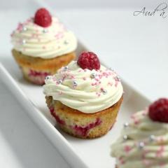 Cupcakes en rouge et noir chocolat blanc et framboise