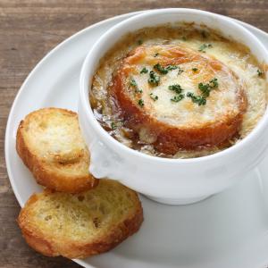 Soupe à l'oignon traditionnelle