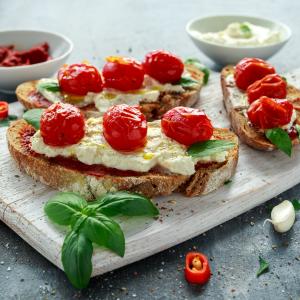 Ricotta toast aux tomates confites