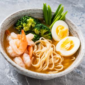 Nouilles, crevettes, brocoli, oeuf dur et bouillon de légumes asiatique