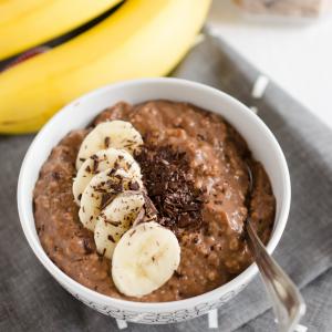 Porridge au chocolat et à la banane