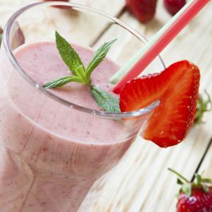Milkshake aux fraises avec glace et feuilles de menthe