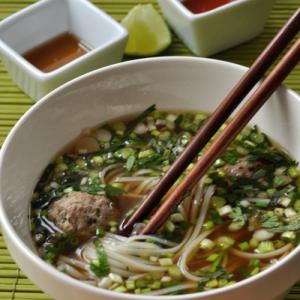 Pho vietnamien : bouillon de bœuf, nouilles de riz, herbes fraîches et boulettes de bœuf