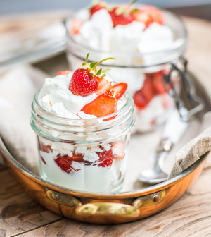 “Pour une fin de repas tout en fraîcheur” : Cyril Lignac propose un eton mess à la fraise, parfait pour l’été !