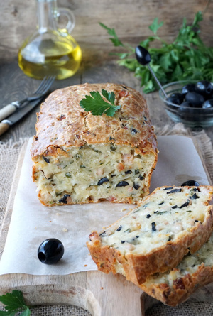 Un apéritif de dernière minute ? Voici notre recette de cake salé au jambon, fromage et olives !
