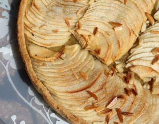 Recette Tarte Aux Pommes A La Compote De Rhubarbe En Video