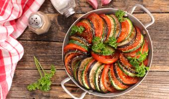 Ce chef livre ses secrets pour bien réussir un tian de légumes bien cuit et savoureux !