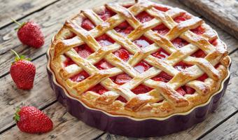 Belle et délicieuse : cette tarte aux fraises quadrillée est un délice de saison ! Voici notre recette