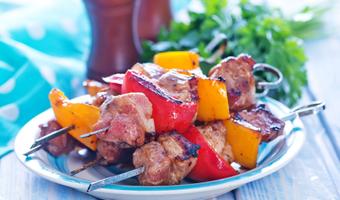 13 idées de brochettes pour profiter de l'été